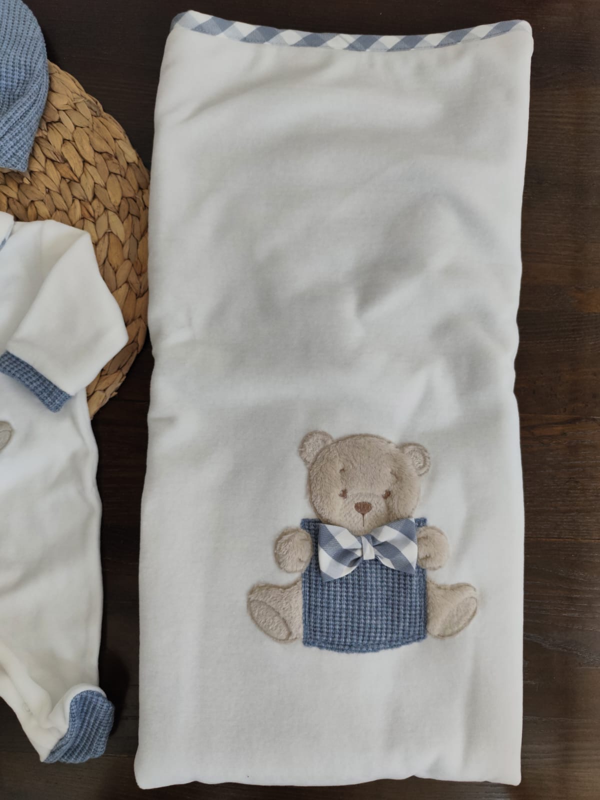 Coordinato Nascita in ciniglia e lana "dolce teddy blu" con tutina panna