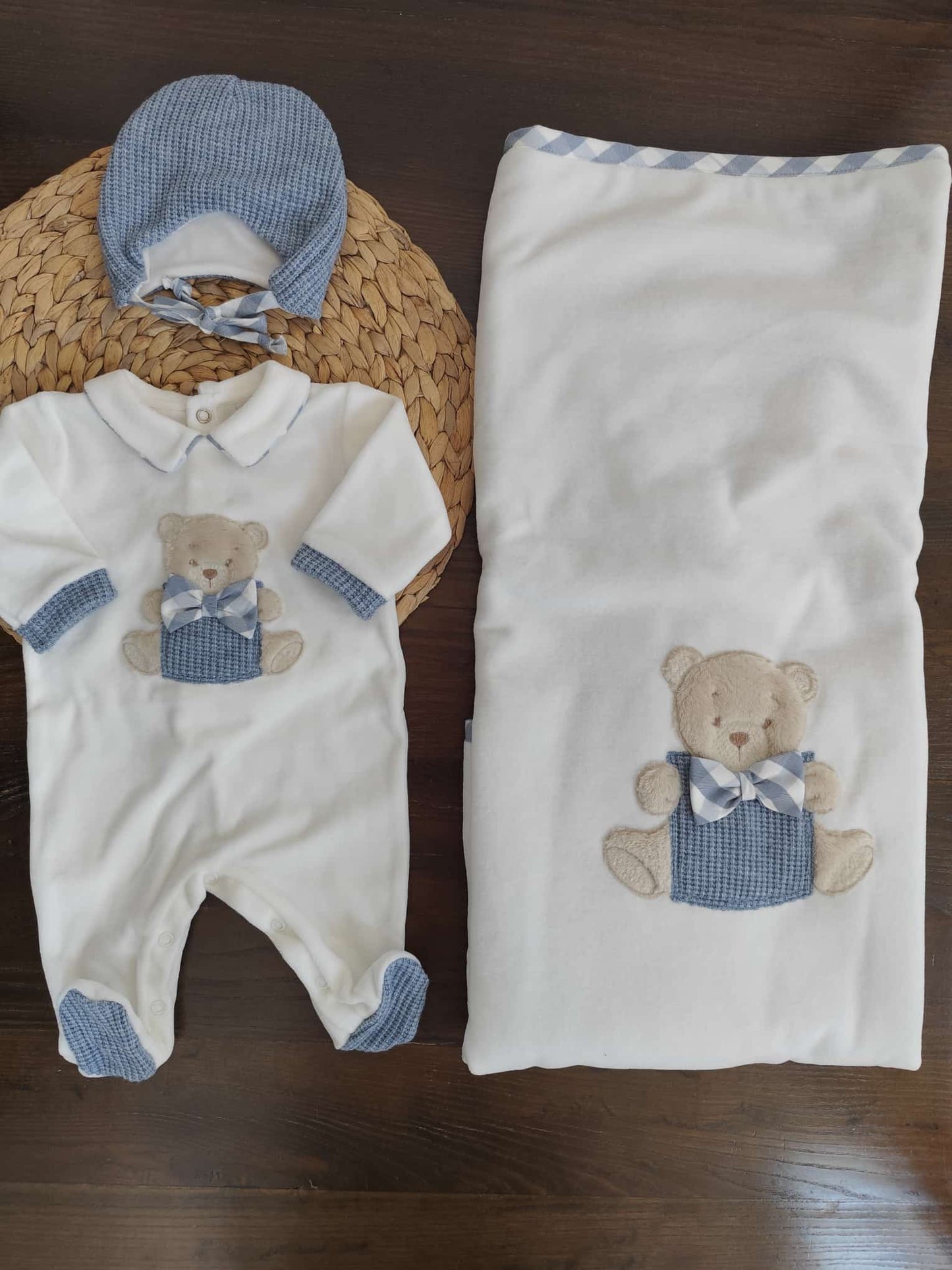 Coordinato Nascita in ciniglia e lana "dolce teddy blu" con tutina panna