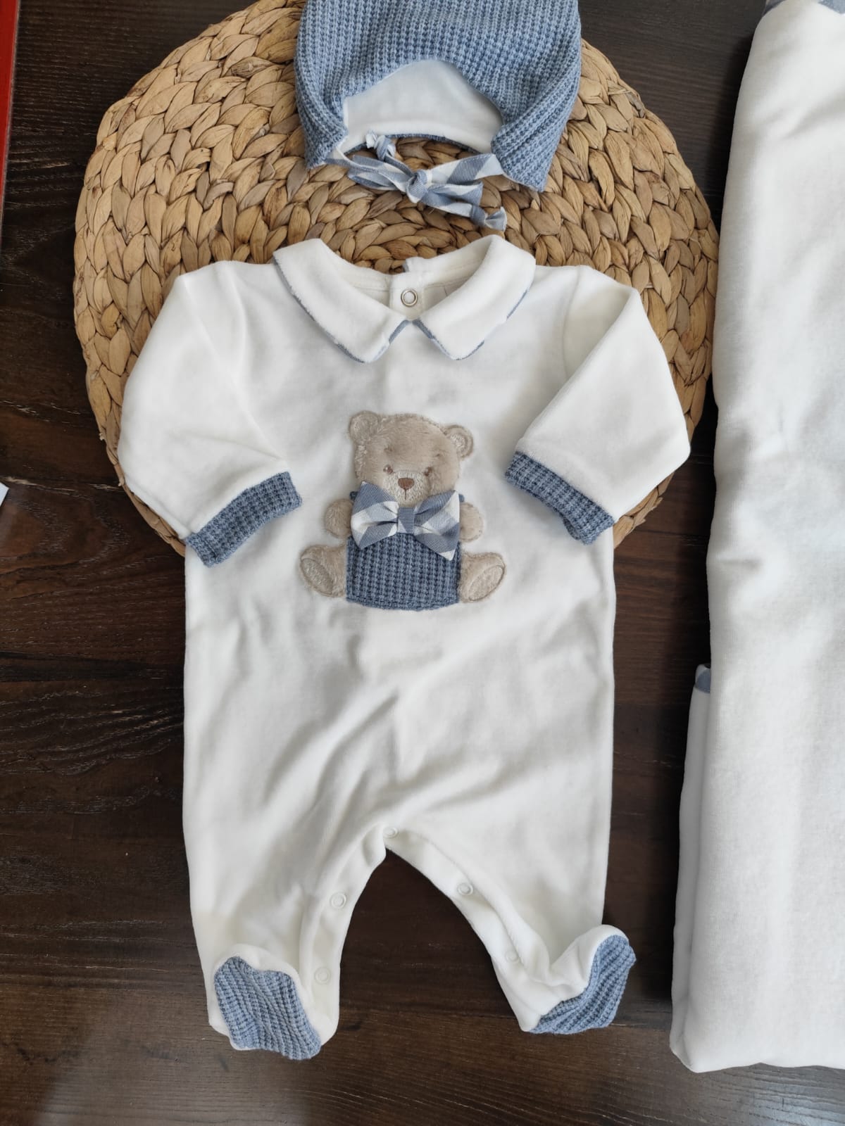 Coordinato Nascita in ciniglia e lana "dolce teddy blu" con tutina panna